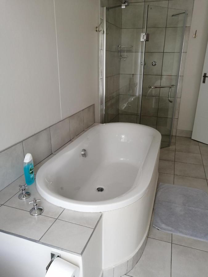 Park Living Guesthouse Блумфонтейн Экстерьер фото